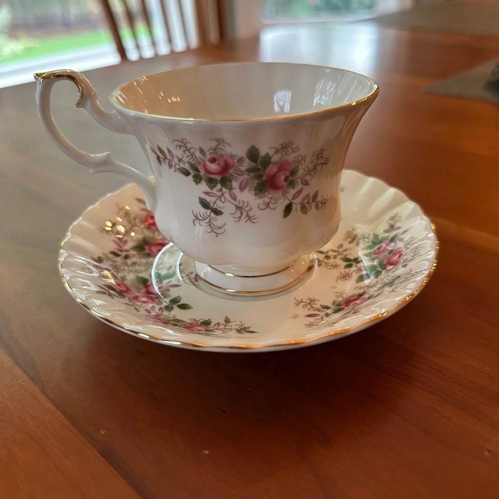 Royal Albert Lavender Rose Tea Cup & Saucer Bone England Teacup Floral Vintage - Picture 1 of 7